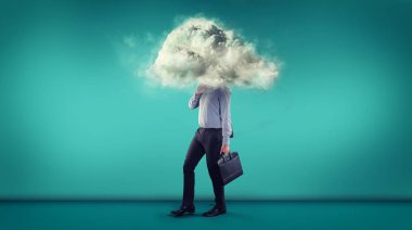 İşadamı bir his ile mavi bir arka plan üzerinde yürüyen bir bulut baş.