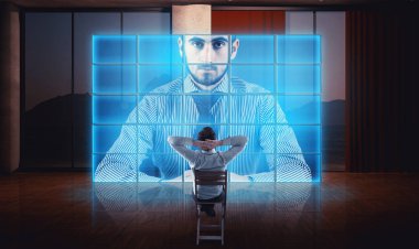 Video aramasý ortağı ile oturma odasında bir hologram sahip iş adamı. Konuşma online canlı. İş toplantısı online.