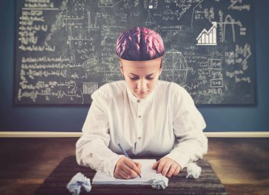 Genç kadın beyni kafa dışarı ile bir sınıfta bir matematik problem çözme. Bir konuda fikrini ayarlama kavramı.