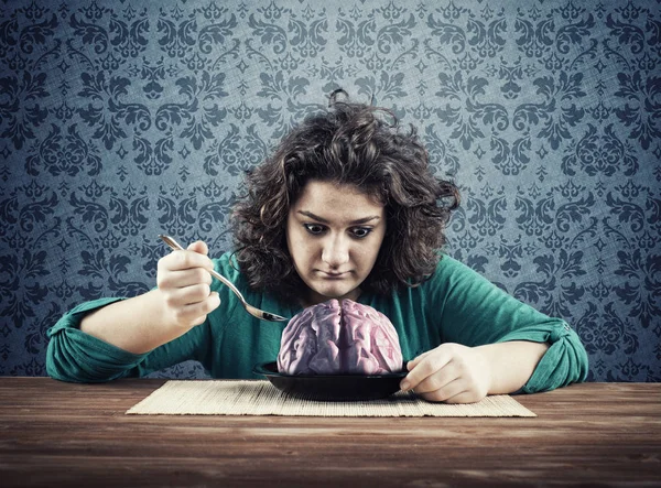 Geschokt Vrouw Hebben Eten Een Brein Het Concept Van Leren — Stockfoto