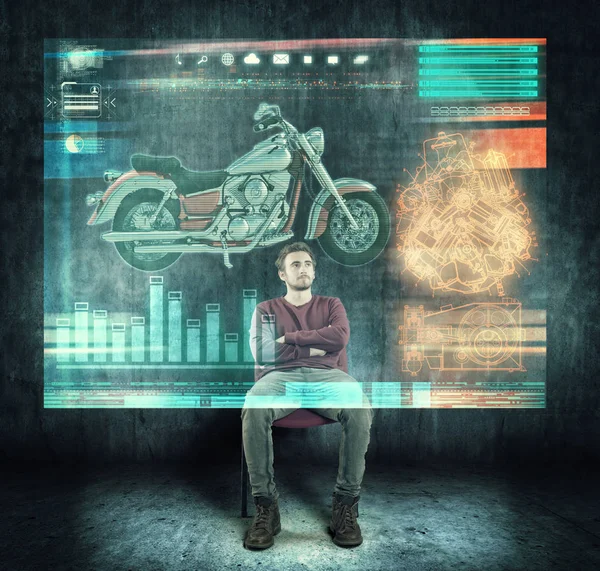 国内的人在数字屏幕全息图上对摩托车进行了研究 摩托车租赁销售员 — 图库照片