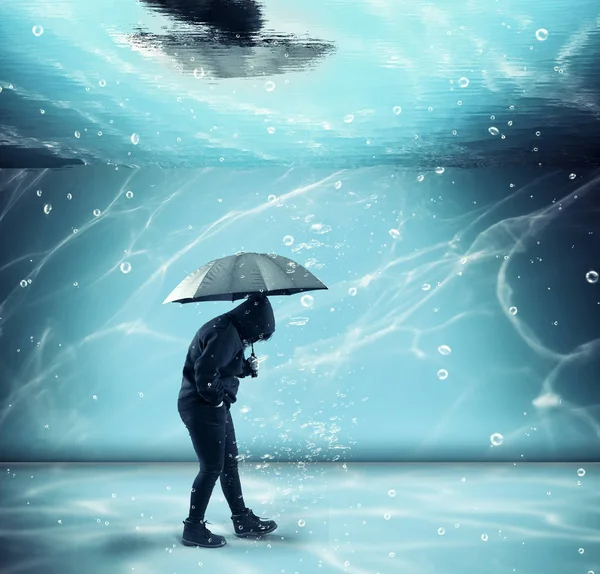 Muž Drží Deštník Procházky Pod Vodou Bazénu — Stock fotografie