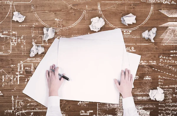 Vista Dall Alto Delle Mani Carta Bianca Tavolo Legno Disegnato — Foto Stock