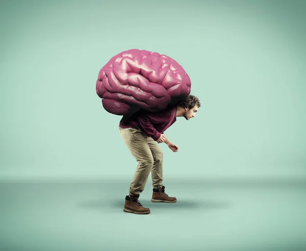 Der Mensch Trägt Ein Großes Menschliches Gehirn — Stockfoto