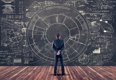 Matematik formülleri tahtaya çizilen çözme öğrenci