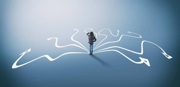 Запутавшаяся женщина стоит перед различными стрелами. Концепция трудного выбора
.