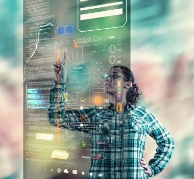 Renkli bokeh arka plan üzerinde fütüristik dokunmatik ekran bilgisayar kullanan kadın