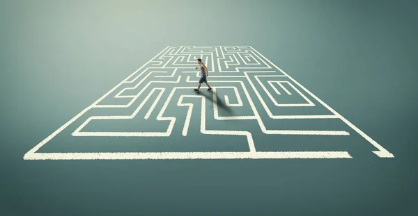 Homem Caminhando Labirinto Tentando Escapar — Fotografia de Stock