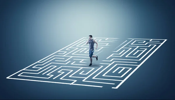 Homem Correr Pelo Meio Labirinto Conceito Atalho Trabalho Inteligente — Fotografia de Stock