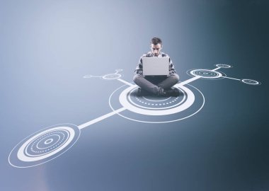 Ortasında bir ağ dizüstü bilgisayarda çalışan adam .