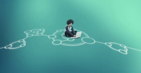 Чоловік Працює Ноутбуці Посеред Мережевого Ескізу Намальованого Землі — стокове фото