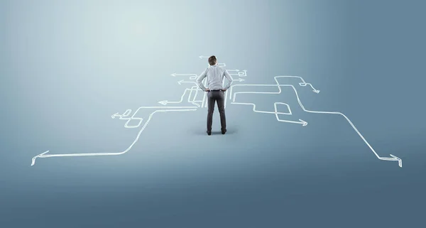 Karışık işadamı farklı okları önünde duruyor. Zor seçimler kavramı.