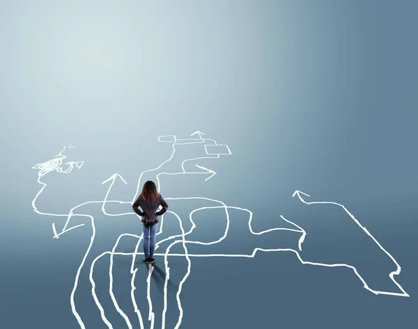 Karışık kadın farklı okları önünde duruyor. Zor seçimler kavramı.