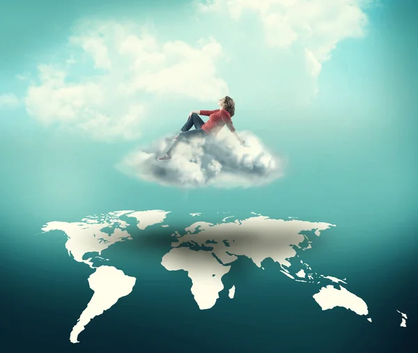 Γυναίκα Κάθεται Πάνω Ένα Σύννεφο Πάνω Από Χάρτη Του Κόσμου — Φωτογραφία Αρχείου