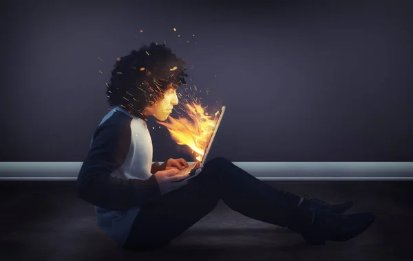 Laptop em chamas — Fotografia de Stock