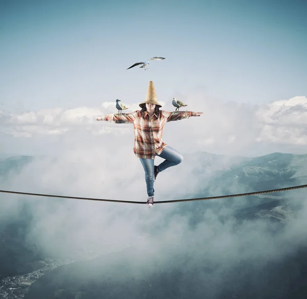 Equilibrando em uma corda — Fotografia de Stock