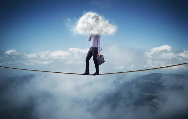 İş adamı bir ip üzerinde yürür