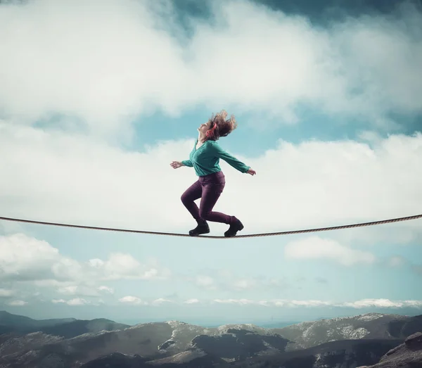 Equilibrando em uma corda — Fotografia de Stock