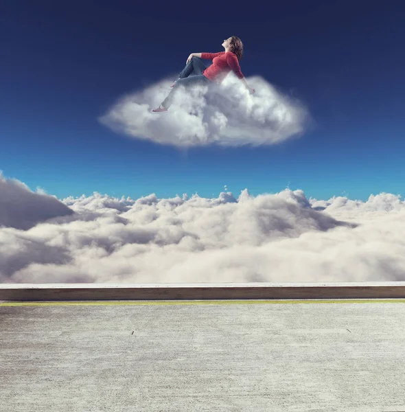 Femme assise sur un nuage — Photo