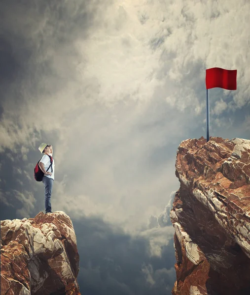 Bandera roja sobre la brecha de montañas — Foto de Stock