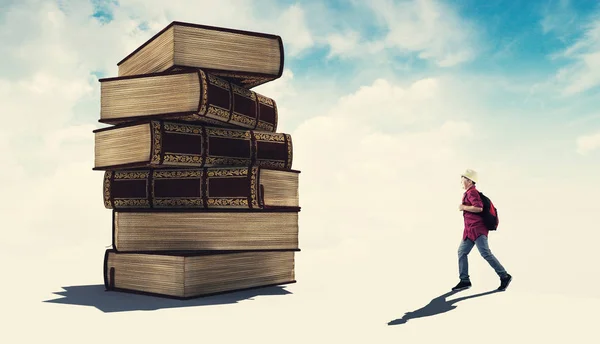 Leyendo un libro en una torre — Foto de Stock