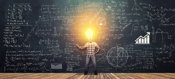 Glödlampa Head lösa matematiska problem — Stockfoto