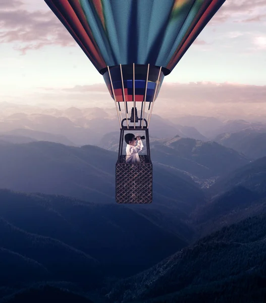 Varm Lufts ballong ovanför bergen — Stockfoto