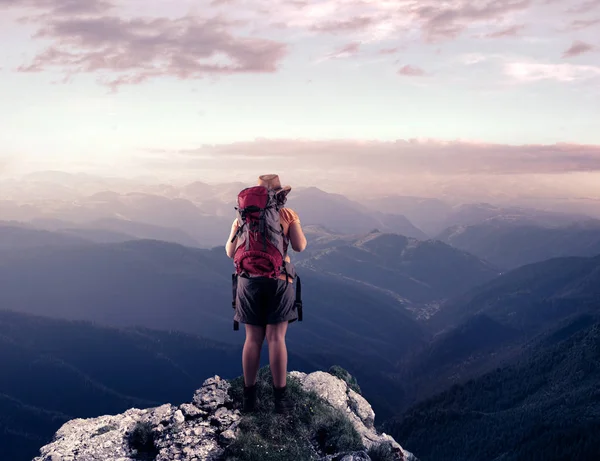 Wanderer auf dem Gipfel eines Berges — Stockfoto