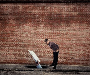 Sözleşme başvurusuna bakan genç bir adam. Yeni fırsat kariyer konsepti. İşe alım uygulaması . 