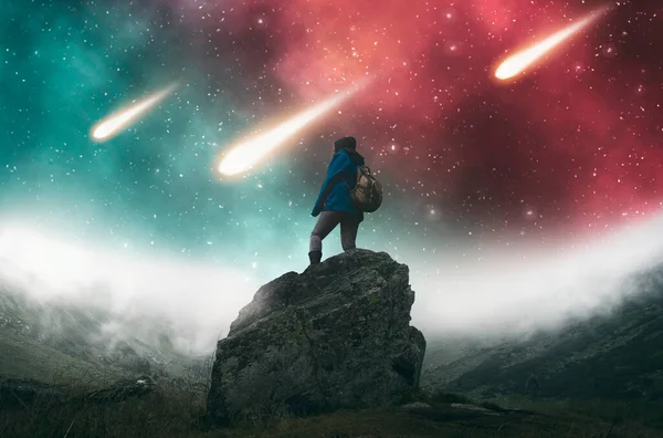 Путешественник Рюкзаком Смотрит Красочную Туманность Падающими Астероидами — стоковое фото