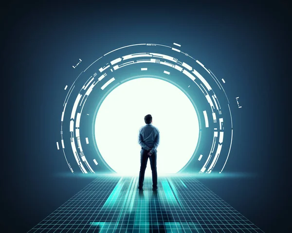 Portalın önündeki bir iş adamı. Büyük veri bilgi sunucusu .