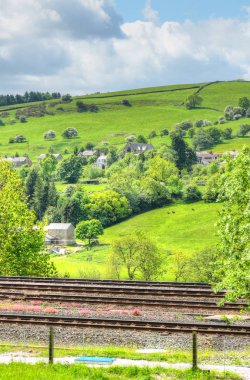 Manchester yakınlarındaki Peak bölgesinde klasik İngiliz manzara