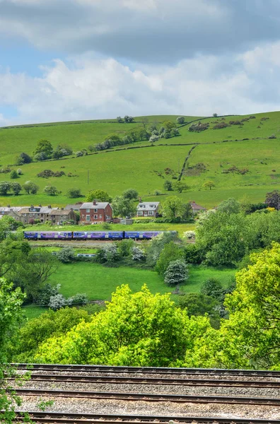 Manchester yakınlarındaki Peak bölgesinde klasik İngiliz manzara
