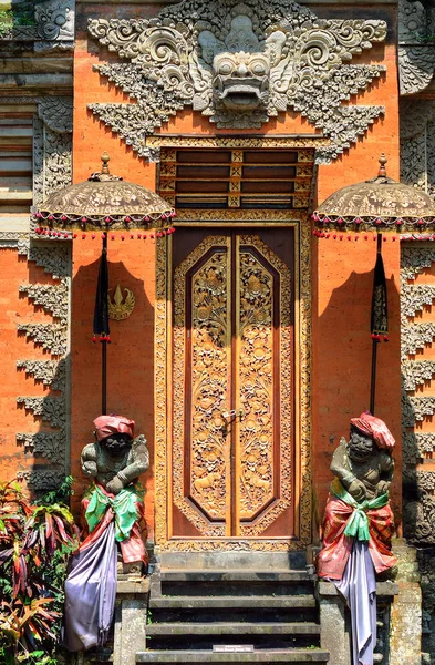 Pałac Ubud Bali Kobieta Modlitwa Obrazy Stockowe bez tantiem