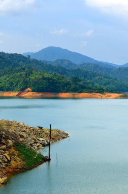 Adam toplayan Sungai Selangor Baraj Gölü öğlen sırasında yaptı.