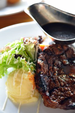 Kızarmış biftek et suyu sosu ile