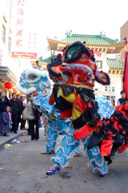 Çin mahallesinde, Boston Çin Yeni Yılı kutlamaları sırasında aslan dansı