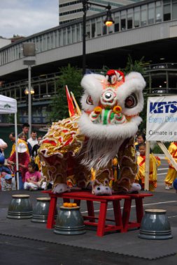 Çin mahallesinde, Boston Çin Yeni Yılı kutlamaları sırasında aslan dansı