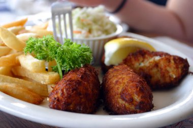 Ekmekli scampi kuyrukları salata ile stok görüntü bırakır