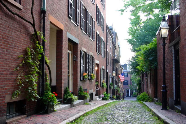 Beacon Hill zengin bir Federal stilinde sıraevler, mahallemiz bazı Amerika Birleşik Devletleri'nde en yüksek özellik değerleri ile