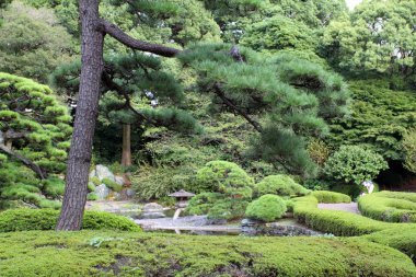 Edo Castle, hendek beklemiyordum ve Toky Merkezi büyük taş duvarlar çevrili bir büyük park alanı eski sitesi geçerli İmparatorluk Sarayı (Kokyo) yer alır