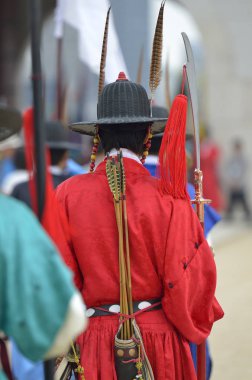 Satır eski royal residence, Seoul, Güney Kore eski geleneksel asker üniformalı silahlı Muhafız
