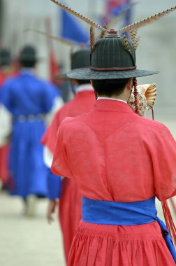 Satır eski royal residence, Seoul, Güney Kore eski geleneksel asker üniformalı silahlı Muhafız