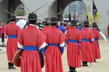 Satır eski royal residence, Seoul, Güney Kore eski geleneksel asker üniformalı silahlı Muhafız