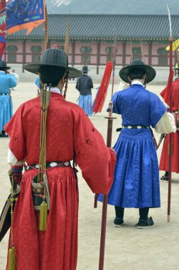 Satır eski royal residence, Seoul, Güney Kore eski geleneksel asker üniformalı silahlı Muhafız