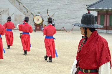 Satır eski royal residence, Seoul, Güney Kore eski geleneksel asker üniformalı silahlı Muhafız