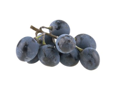 Beyaz arkaplanda izole edilmiş mavi üzümler