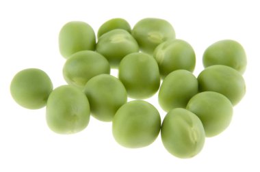 Beyaz arkaplanda yeşil bezelyeler izole