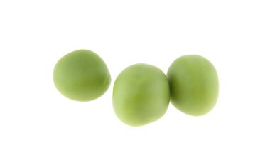 Beyaz arkaplanda yeşil bezelyeler izole