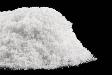 siyah arka plan üzerine izole beyaz kar